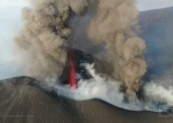 Eruzione del vulcano La Palma: folle video con drone nel bordo della caldera